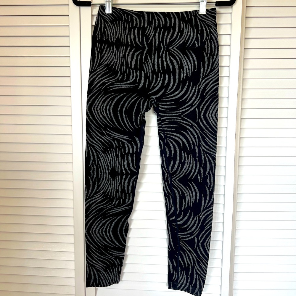Sunzel EUC Women’s Full Lenght Leggings White Print On Black Butt Lift Size L
